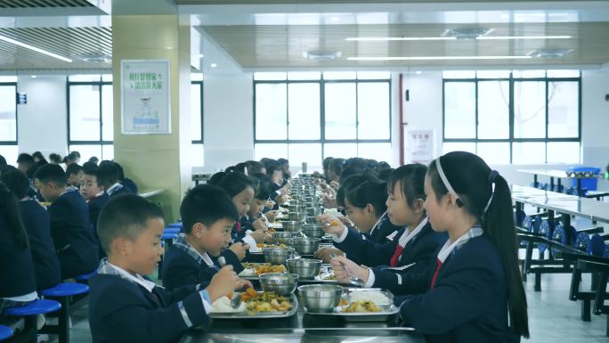 4K小学生吃饭打饭 学校放心食堂