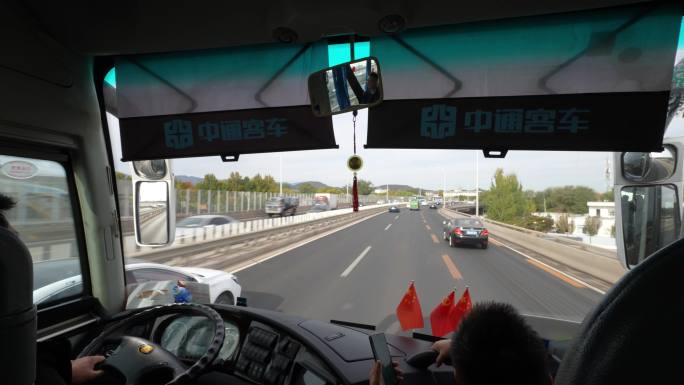 北京行驶中的大客车旅游大巴