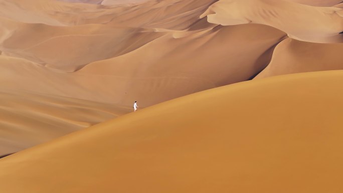 航拍沙漠徒步（新疆库木塔格）