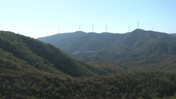 山峰成排风车