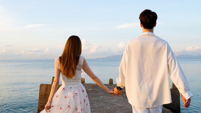 七夕情人节情侣恋人海边夕阳牵手浪漫情人节