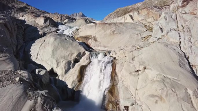 罗纳冰川(Rhonegletscher)和瀑布的航拍全景，靠近弗尔卡山口，瓦莱州，瑞士。