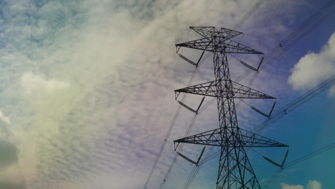 高压电线杆配电景观能源工程。电力充沛的背景，蓝天碧山的乡村。电力、能源工程、工业