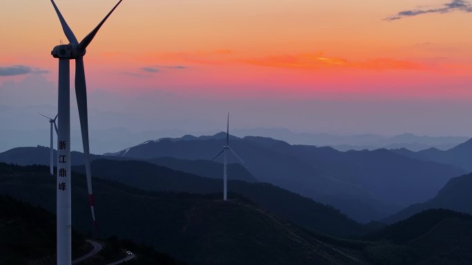 航拍浙江磐安清明尖山顶的风车