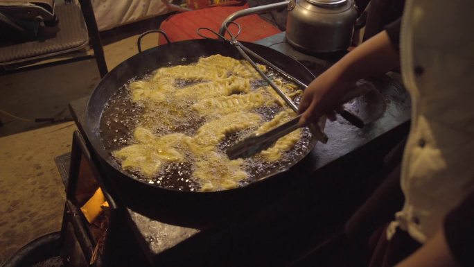 贡嘎当地美食制作 炸花炸排骨架 油炸面食