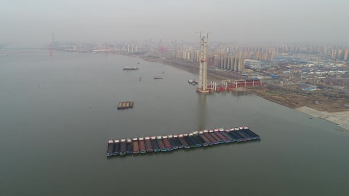 武汉长江江面上整齐地停着一排货船