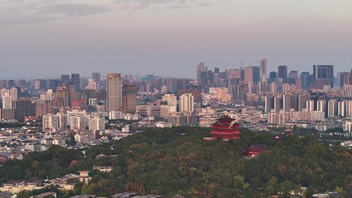 初秋夕阳下的杭州西湖城隍阁