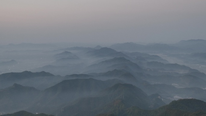 江南早晨山脉晨雾云雾国画自然水墨画卷千里