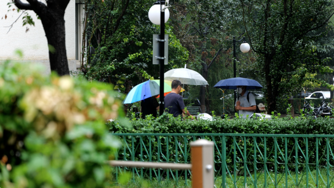 雨中小区 雨中撑伞的居民