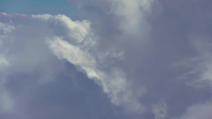 飞机在天空的白云海中飞行