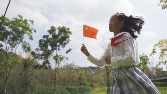 小孩子户外拿小 红旗草地 奔跑