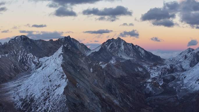 雄伟壮丽雪山