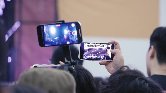 音乐节演唱会演出现场歌迷手机录制视频