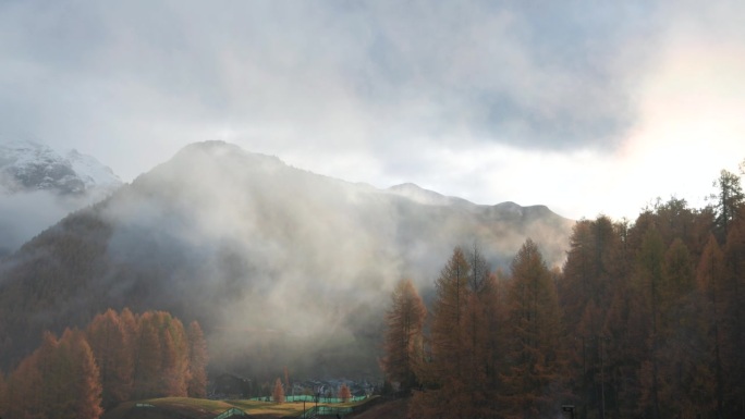 秋高气爽，高山落叶松色彩斑斓