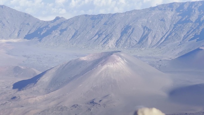 夏威夷毛伊岛哈雷阿卡拉山顶火山渣锥火山口的电影急速上升镜头。30fps的4K HDR