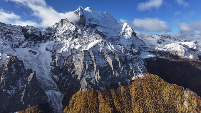 稻城亚丁仙乃日神山秋景航拍
