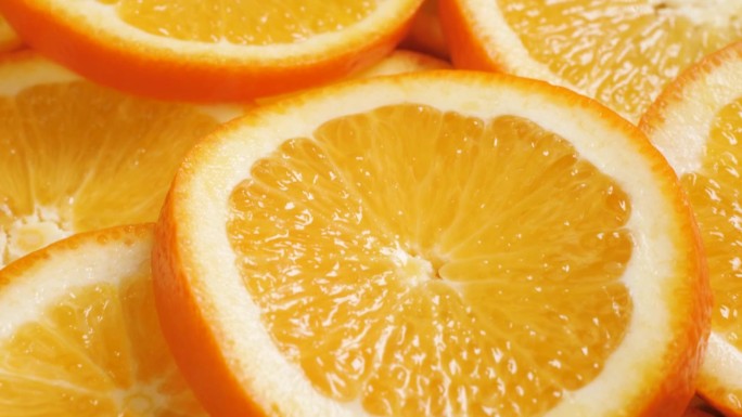 橙色水果。镜头慢慢向下平移，显示新鲜多汁的切片橙子的微距镜头