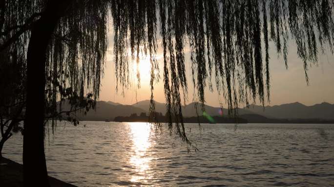 夕阳下波光粼粼的杭州西湖美景