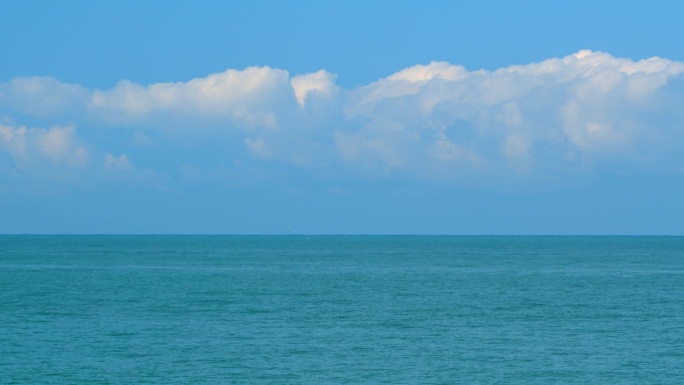 深蓝色的大海，蓝天白云。奇妙的自然云与海。不动。