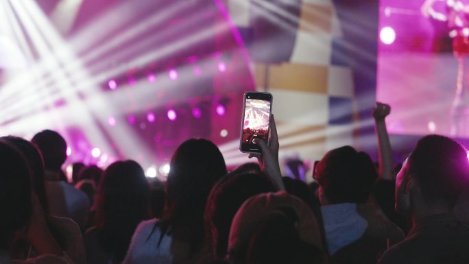演唱会音乐节现场舞台下歌迷观众手机录视频