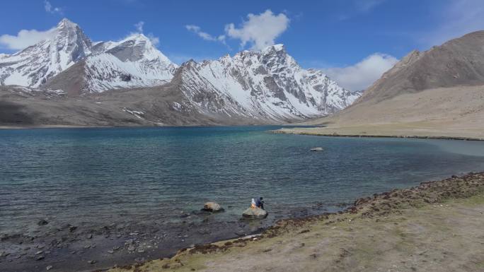 航拍男子在西藏定结宗措湖畔