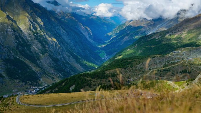 瑞士策马特山谷峡谷光影蓝天白云