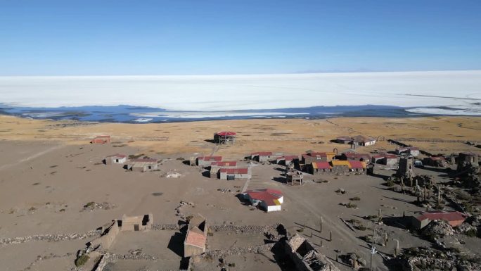 玻利维亚乌尤尼盐湖旁荒芜的乌尤尼盐湖生态小屋的航拍图
