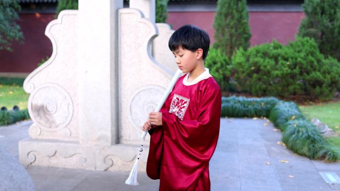 杭州古建筑旁穿汉服的男孩