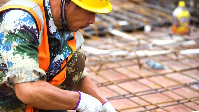 建筑工人建筑工地施工浇捣混凝