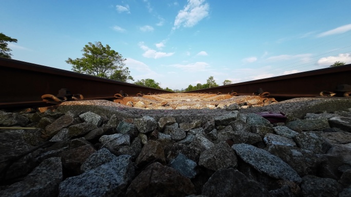 蓝天白云阳光下低视角拍摄铁路铁轨