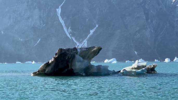 Ø峡湾的小半黑色冰山。Scoresbysund,格陵兰岛。