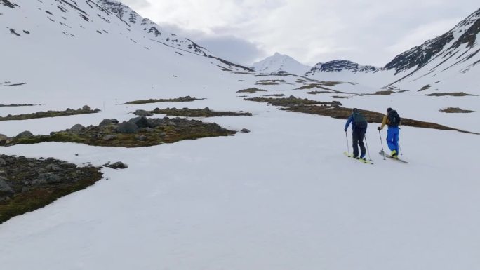 冰岛，滑雪登山的男人