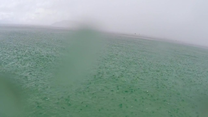 海上暴雨，狂风大浪。