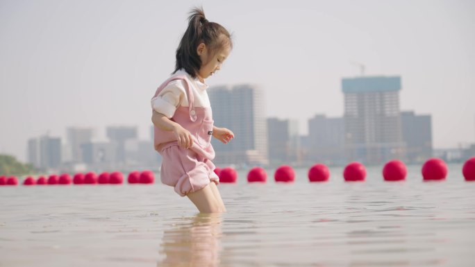 夏日儿童孩子沙滩玩水河里捉鱼危险玩耍淌水