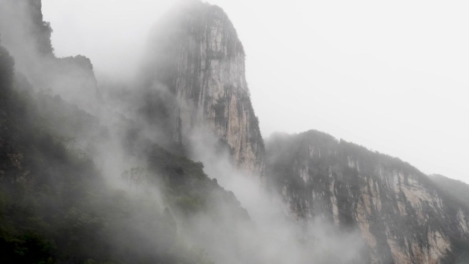 雨云在山上移动，就像仙境，4k延时镜头，湖北省恩施山谷。