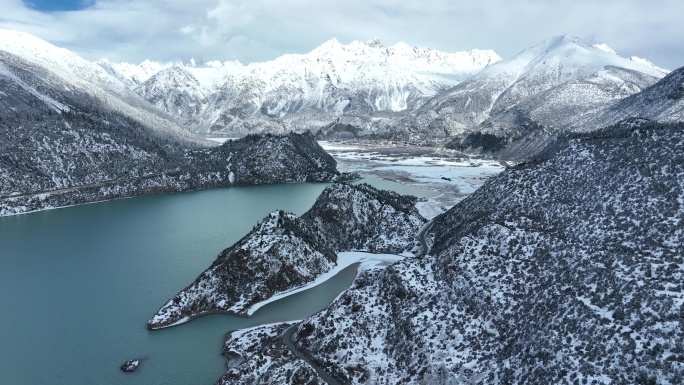 西藏昌都然乌湖，雪山雪景雾凇林海航拍风光
