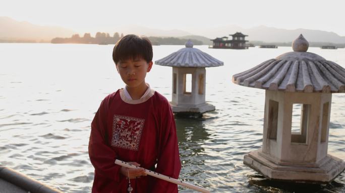 杭州西湖柳浪闻莺翠光亭穿汉服的男孩