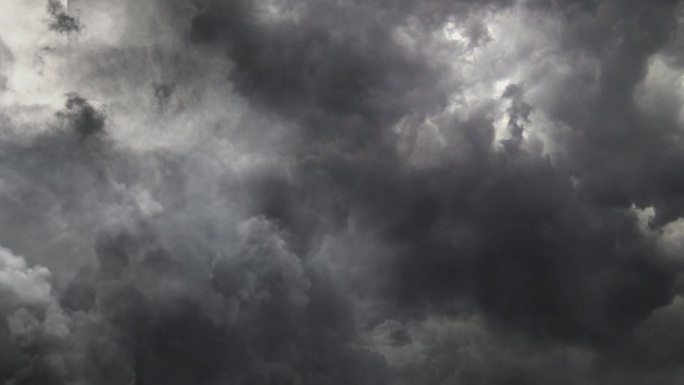 乌云中的超级单体雷暴引人注目的天空