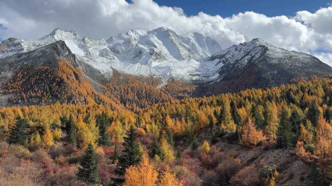 秋天川西亚拉雪山风光