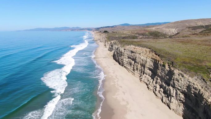 在加利福尼亚州圣马特奥，航拍到的佩斯卡德罗海岸，随着左边的大海和路上的汽车，一直延伸到地平线上。