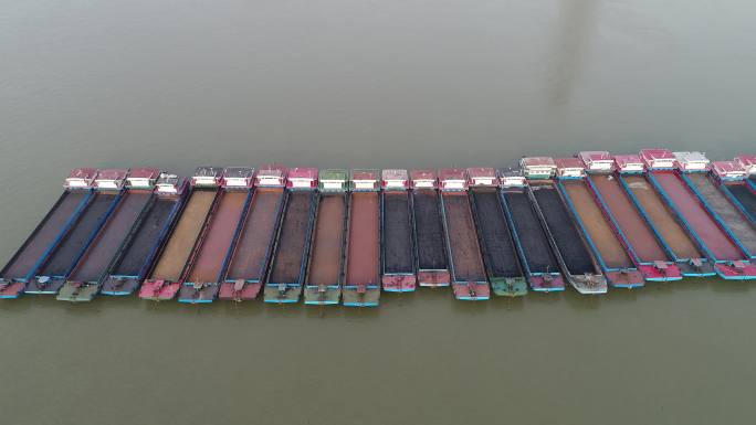 长江江面上整齐地停着一排船