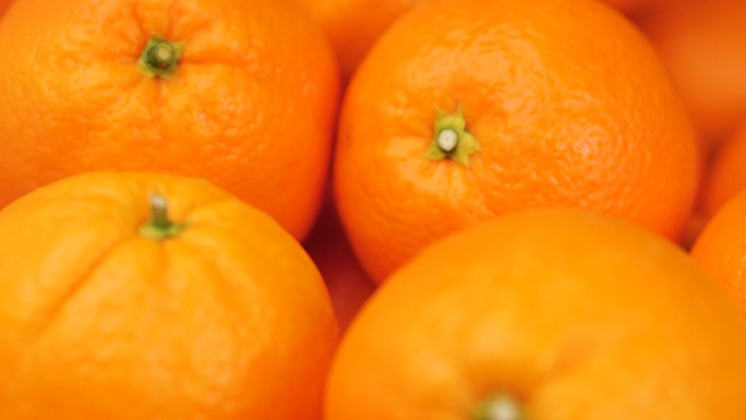 橙色水果。橙子特写，镜头慢慢向下移动，显示水果特写