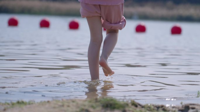 儿童孩子沙滩玩水河边湖边危险玩耍淌水