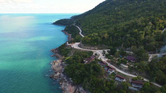 泰国南部海岸的全景公路鸟瞰图