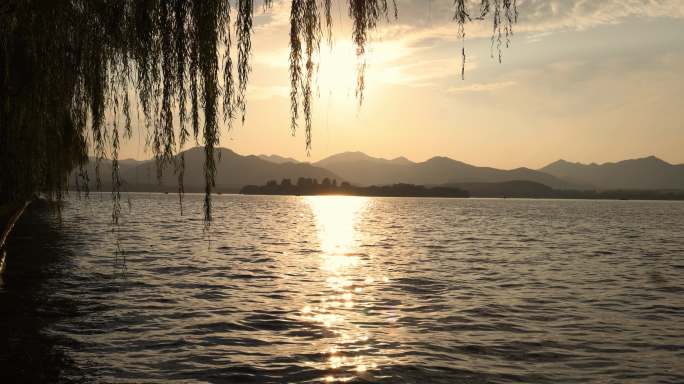 夕阳下波光粼粼的杭州西湖美景