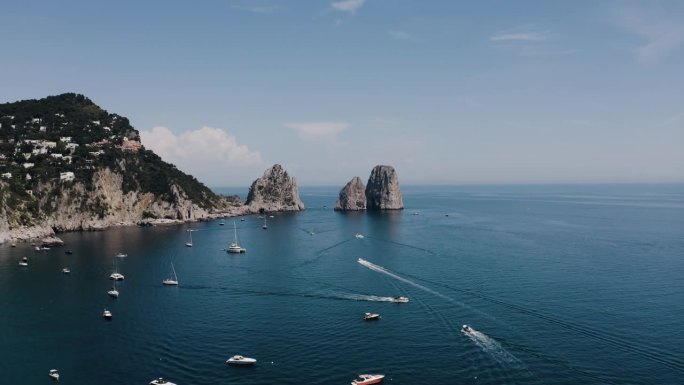 无人机拍摄的船只在意大利沿海水域巡航。