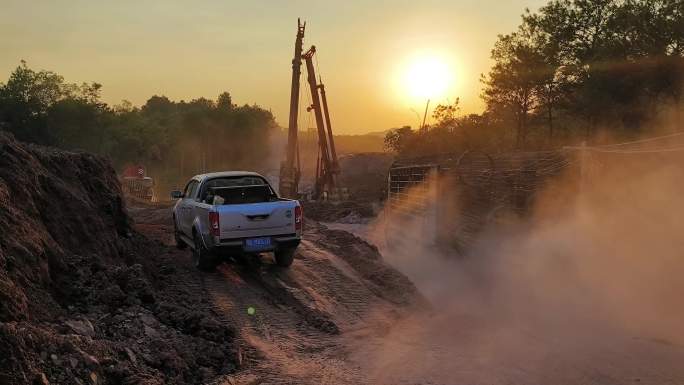 高铁工程高速公路建设建筑修建建筑工地繁忙