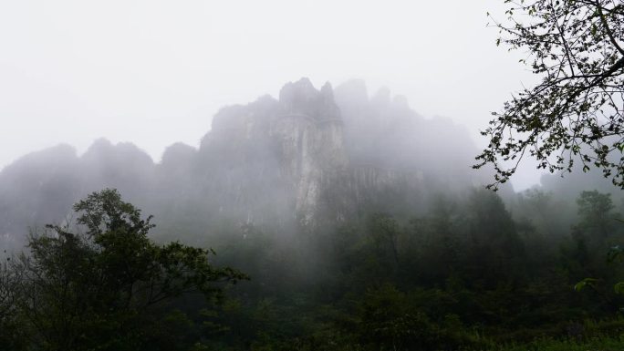 雨云在山上移动，最终覆盖了一切，4k延时镜头，湖北恩施山谷。