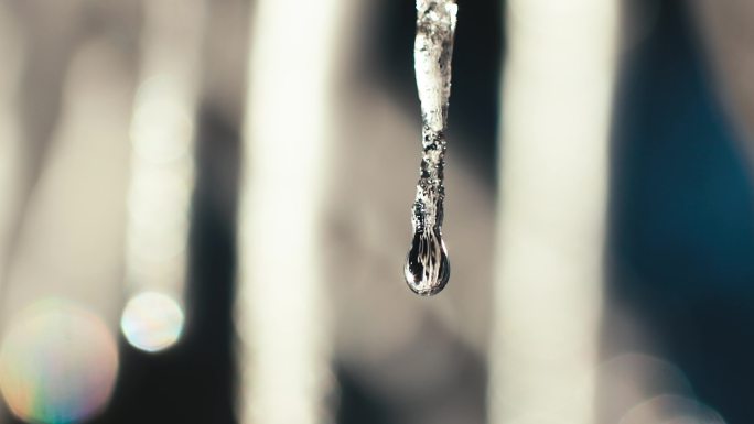 冰雪融化-一滴水水珠滴落特写