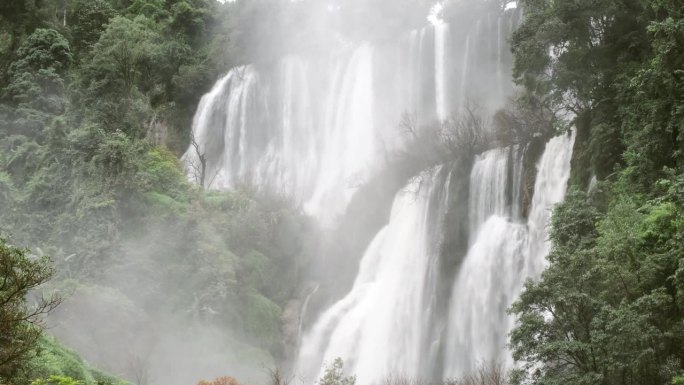 德省的Thi Lo Su (Tee Lor Su)。Thi Lo Su瀑布是泰国最大的瀑布。